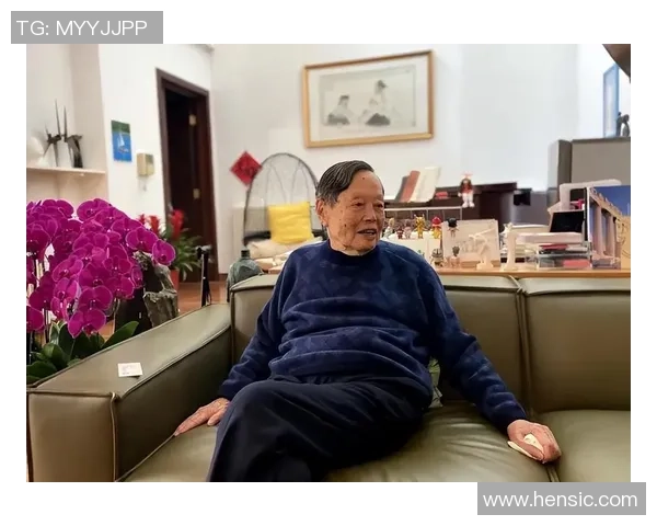 足球明星杨振宁的辉煌职业生涯与成就全景介绍